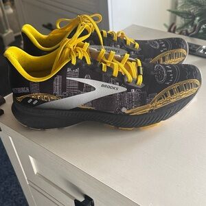 Brooks Cityscape Black and Yellow Sneakers